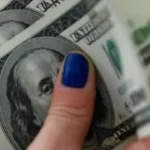 استقرار سعر الدولار أمام الجنيه يعزز توقعات الأسواق المالية المصرية اليوم